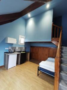 een kamer met een trap en een keuken met een aanrecht bij Bleu studio appart in Sevran