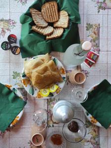uma mesa coberta com pratos de comida e snacks em B&B La taverna di Mulinetti em Recco