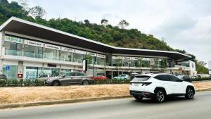 um carro branco estacionado em frente a um edifício em Acogedor departamento en La Aurora 