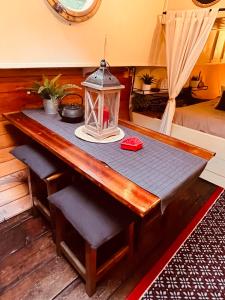 una mesa con una linterna en una habitación en Très jolie péniche à louer, en Hédé