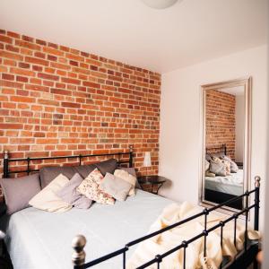 En eller flere senge i et værelse på Pola Apartament Rodzinny