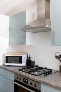 Кухня или мини-кухня в Sanderling House, walk to beach

