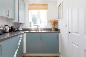 Кухня или мини-кухня в Sanderling House, walk to beach
