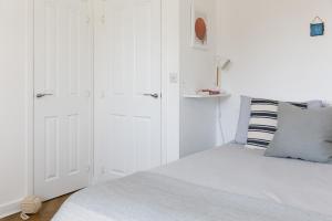 Кровать или кровати в номере Sanderling House, walk to beach