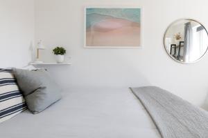 Кровать или кровати в номере Sanderling House, walk to beach