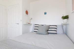 Кровать или кровати в номере Sanderling House, walk to beach