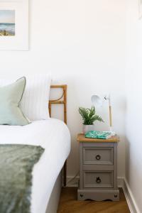 Кровать или кровати в номере Sanderling House, walk to beach