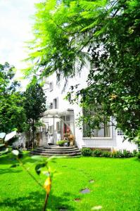 羅東鎮的住宿－５号公園民宿，白色的房子,有绿草的院子