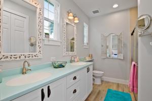 Ένα μπάνιο στο Cozy Coastal Cottage at Naples Bay, Pickleball, Botanical Garden +61 φωτογραφίες