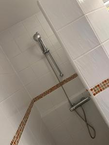 een douche in een badkamer met een douchegordijn bij O2 in Le Touquet-Paris-Plage