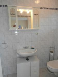 Bilik mandi di Hotel Hasselbarth