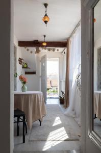 un couloir avec une table et une fenêtre dans l'établissement Boho Old Town Mostar, à Mostar