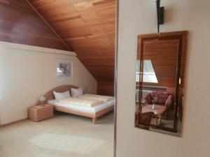 Katil atau katil-katil dalam bilik di Hotel Hasselbarth +32 gambar