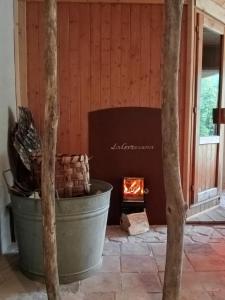 uma lareira num pátio com uma fogueira em LaGaressina suite Anna - Jacuzzi & Spa em Garessio