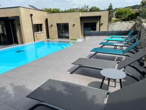 エスパリオンにあるLa Villa Cosyのラウンジチェアとスイミングプール
