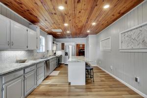 Η κουζίνα ή μικρή κουζίνα στο Lake Haven Chateau - Hot Tub, Game Room, Pontoon Boat, 3BR, 3 Bathroom