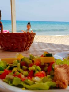 un plato de comida en una mesa en la playa en Appartement luxueux au bord de la mer, en Nabeul