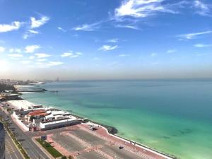 - une vue aérienne sur la plage et l'océan dans l'établissement Holiday Homes Amazing 2 Bedroom City Skyline View, à Ajman