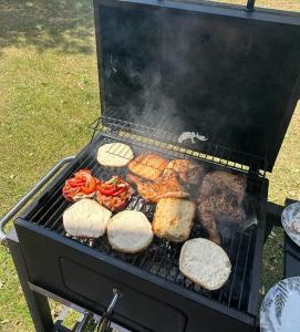 Una parrilla con un montón de comida. en CASA BOUTIQUE LOS MONEGROS, 