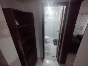 ein Badezimmer mit einem WC und einer Glastür in der Unterkunft Apartamento em Praia Grande - Frente ao Mar in Praia Grande