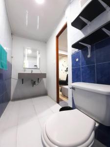 een badkamer met een wit toilet en een wastafel bij GRAN APARTAESTUDIO EN BOSTON - MEDELLIN in Medellín