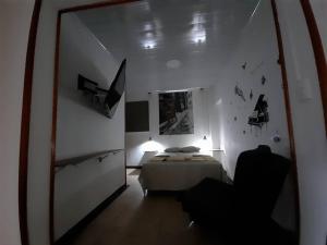 um quarto com uma cama e um espelho em GRAN APARTAESTUDIO EN BOSTON - MEDELLIN em Medellín