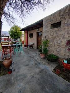 Casa La Banda في كفايات: فناء منزل به طاولة وكراسي