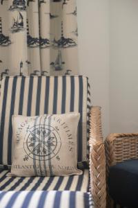 sofá a rayas con almohada en la sala de estar en Apartamento junto a la playa en San Bartolomé