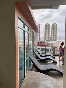 un edificio con bancos y vistas a la ciudad en Family Room Staycation In The Heart Of Manila, with Balcony Plus 60 Percent Promo Discount Plus Free Pool Access, Manila Bay, Robinsons Place, Ermita, Pgh, Bellagio, UP Pedrogil, Staycation Updated 2024 Price, en Manila