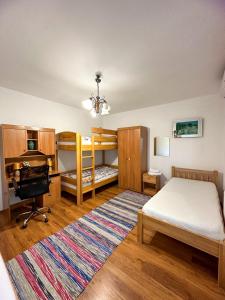 Ένα ή περισσότερα κρεβάτια σε δωμάτιο στο Red Villa