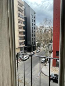 balcone con vista su una strada della città. di Departamento excelente ubicación a Mar del Plata