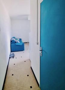 eine offene Tür zu einem Zimmer mit einem Bett darin in der Unterkunft Studio centre de Fort-de-France in Fort-de-France
