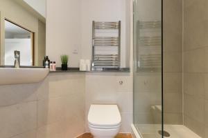 a bathroom with a toilet and a sink at Luxury Modern 2-Bed Apartment - City Centre, FREE Netflix, Pet Friendly in Sheffield