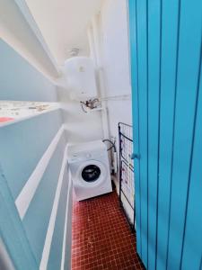 een kleine badkamer met een toilet in een kamer bij Studio centre de Fort-de-France in Fort-de-France