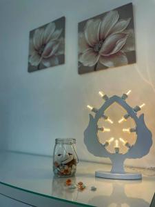 un tavolo di vetro con una candela e un vaso sopra di La Fenice Luxury a Surbo