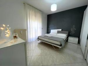 una camera con un letto e una parete nera di La Fenice Luxury a Surbo