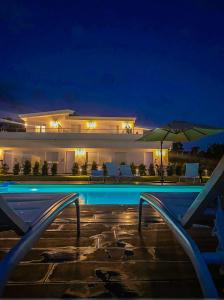een huis met een zwembad in de nacht bij SUNSEA - Enjoy Your Family in Capo Vaticano