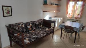 ein Wohnzimmer mit einem Sofa und einem Tisch in der Unterkunft Soleluna in Levanto