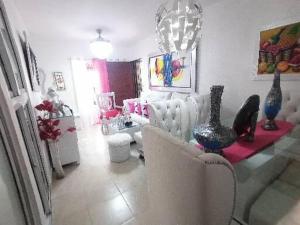 ein Wohnzimmer mit Vasen auf einem Glastisch in der Unterkunft Apartamento K de 3 a 5 Minutos de la embajada in Pantoja