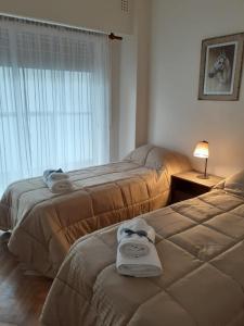 布宜諾斯艾利斯的住宿－Abasto Terrace，两张位于酒店客房的床,配有毛巾