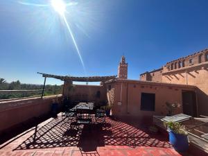 een patio met een tafel en stoelen in een gebouw bij Cinema Riad in Ouarzazate