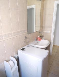 Łazienka w obiekcie Puerto Del Carmen - Apartment 5 - Las Palmeras 3