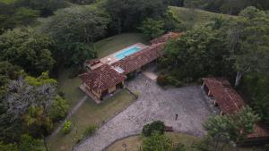 een uitzicht op een huis met een zwembad bij Casa Finca Lourdes in Venecia