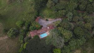 een luchtzicht op een huis in het bos bij Casa Finca Lourdes in Venecia