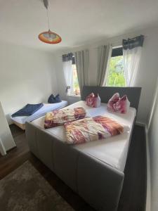 1 dormitorio con 2 camas con almohadas rosas en Ferienwohnung Pension Sofia en Meißen