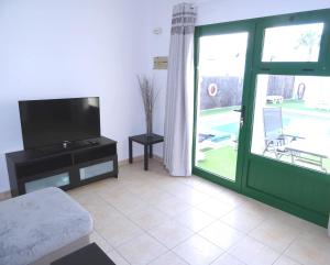 Televízia a/alebo spoločenská miestnosť v ubytovaní Puerto Del Carmen - Apartment 5 - Las Palmeras 3