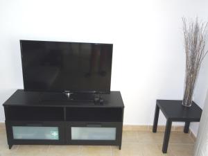 Telewizja i/lub zestaw kina domowego w obiekcie Puerto Del Carmen - Apartment 5 - Las Palmeras 3