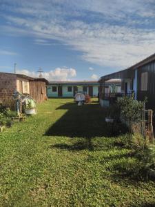 einen Hof mit einem Haus und einem Gebäude in der Unterkunft Pousada do bololo in Cidreira