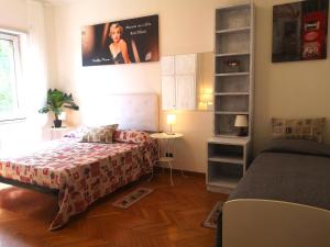 sypialnia z łóżkiem i telewizorem na ścianie w obiekcie DREAMS APARTMENT w Rzymie