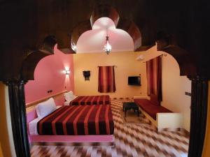 1 dormitorio con 1 cama y 1 sofá en una habitación en hotel jnane la kasbah 